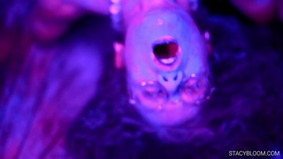 ເດັກນ້ອຍ masturbates ໃນກ້ອງຖ່າຍຮູບແລະເອົາຕົນເອງໄປສູ່ການ orgasm.